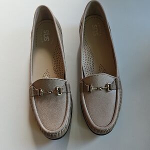 SAS Women's Beige Loafers with Metallic Detail 9.5 N Narrow